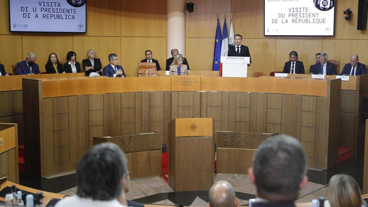 Macron promueve el reconocimiento del idioma corso en Corsica, Francia